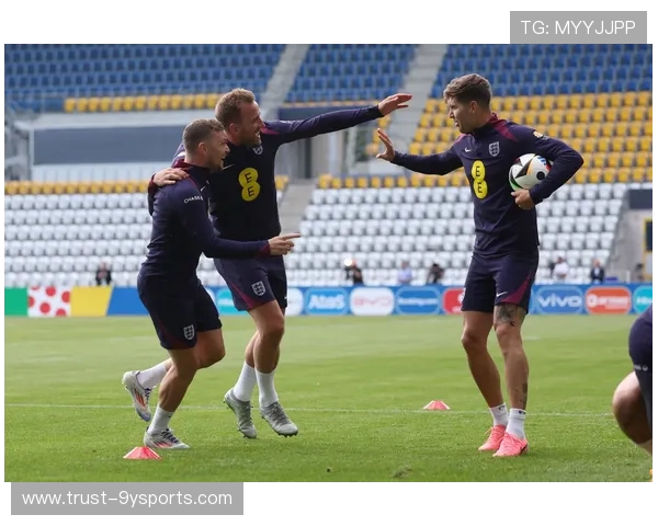 提升足球比赛技能的十种实用技巧与训练方法助你成为场上明星